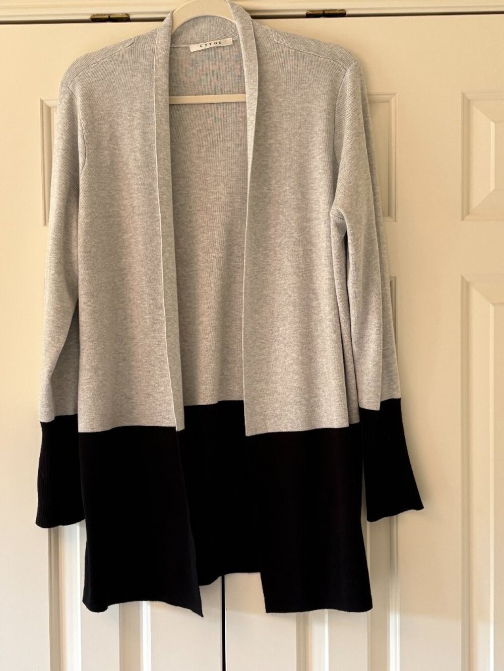 NWOT Cyrus Women's Light Gray & Black Open Front Cardigan Sz L